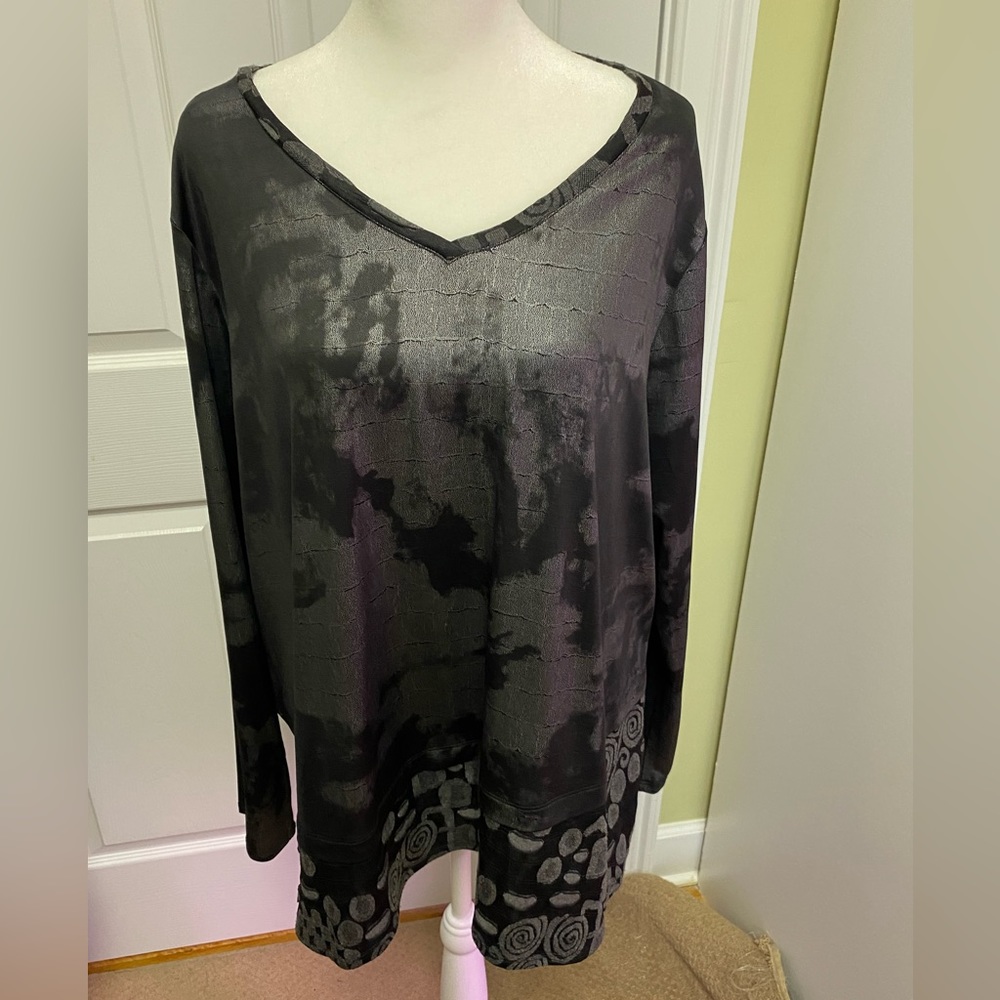Erin London brand woman’s black patterned blouse